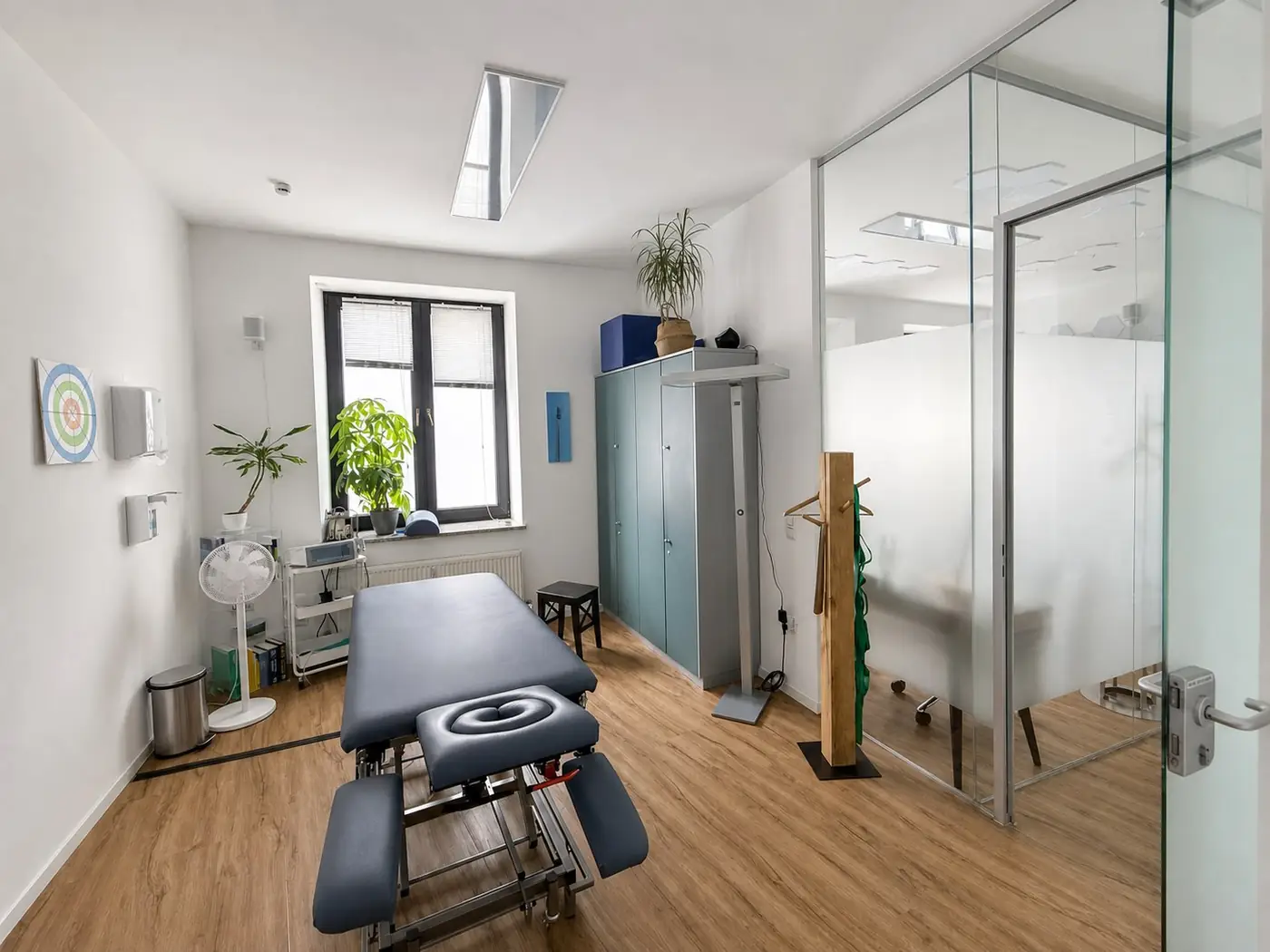 Behandlungsraum mit Therapieliege